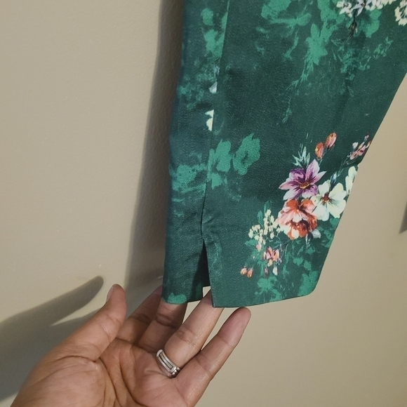 H&M | Women's Green Floral Pull-on Style Straight Ankle Pants (Size 8) - Picture 14 of 15